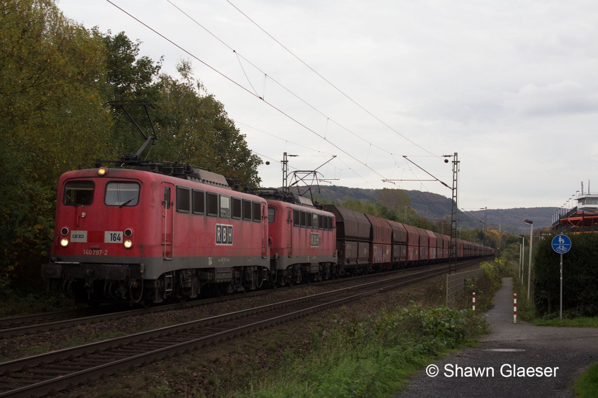 140 797 und 805 mit einem Kohlezug von Dillingen nach Gladbeck hier bei der Durchfahrt am 25.10.2013 durch Bonn Limperich.