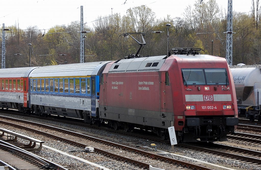 101 002-4 mit tschechischer EC-Wagengarnitur am 16.04.12 Berlin Greifswalder Str.