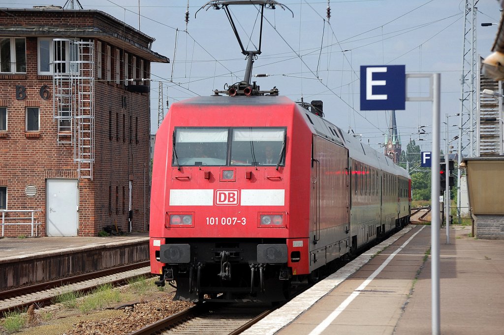 101 007-3 f�hrt mit dem CNL 1246 aus M�nchen Ost im Bhf. Berlin-Lichtenberg ein am Ende des Zuges 101 105-5, 27.06.12