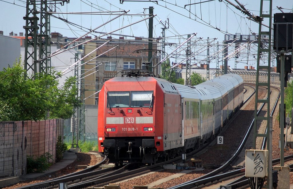 101 008-1 mit IC Nr.? Richtung Berlin-Gesundbrunnen am 19.07.13 Berlin-Wedding.