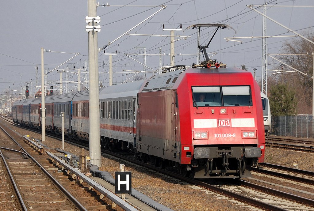 101 009-9 mit dem EC 379 Brno hl.n. am 25.02.11 Berlin-Blankenburg.