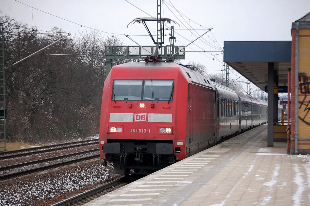 101 013-1 mit dem EC 175 und hinten dran rangeh�ngt 101 083-4  S�dafrika  und als Schiebelok 101 084-2 Richtung Berlin Hbf.(tief), 13.01.13 Durchfahrt Bhf. Berlin-Jungfernheide.