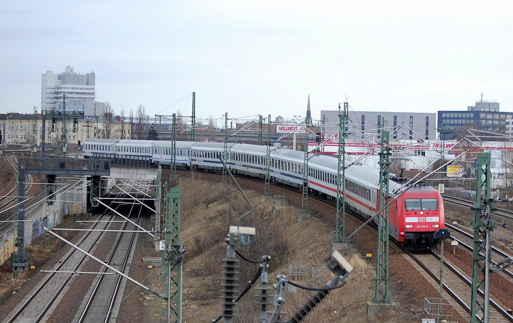 101 018-0 kommt den Abhang herunter mit dem t�glichen PbZ aus der deutsch-polnischen Wagengarnitur des Berlin-Warschau Express bestehend Richtung Berlin-Grunewald, 31.12.12 Berlin Putlitzbr�cke.