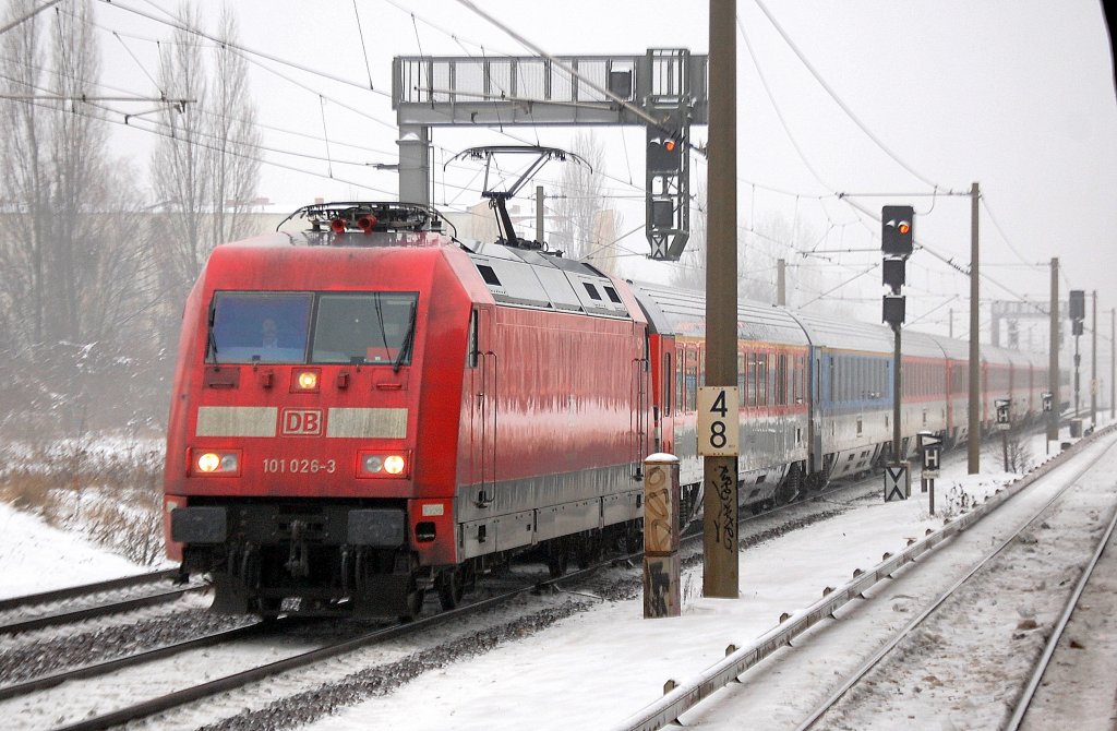 101 026-3 mi EC 178 Richtung Berlin-Blankenburg, 23.12.10 Berlin-Pankow.