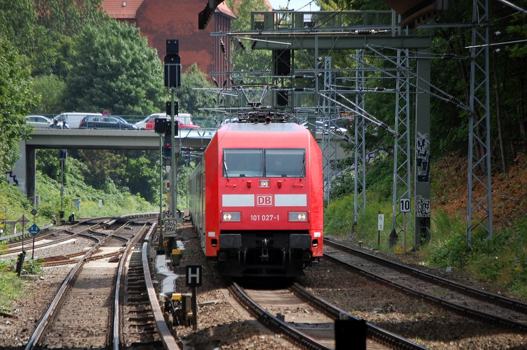 101 027-1 mit IC-Wagengarnitur zur Bereitstellung Bhf. Berlin-Gesundbrunnen, 07.08.12 Unterf�hrung Berlin Sch�nhauser Allee.