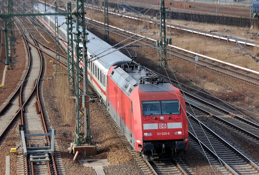 101 028-9 mit IC 2388 Richtung Berlin Hbf.(tief), 22.02.12 Berlin Putlitzbr�cke.