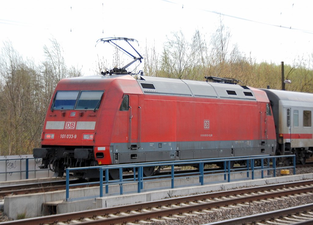 101 033-9 schiebt eine IC-Zuggarnitur Richtung Innenstadt, 08.04.11 Berlin-Blankenburg.
