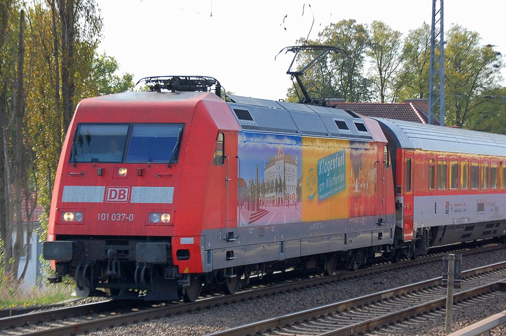 101 037-0 mit ihrer relativ neuen Seitenwerbung mit dem EC 178 Richtung Bernau am 04.10.11 Berlin-Karow.