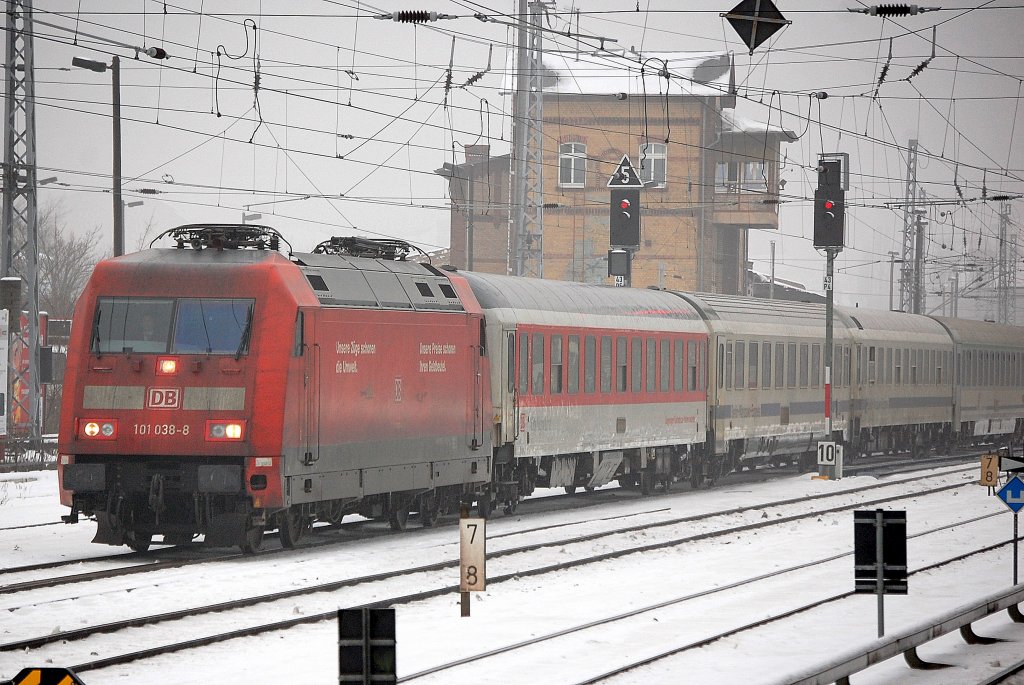 101 038-8 mit verschiedenen Personenwagen (PbZ) Richtung Berlin-Lichtenberg, 23.12.10 Berlin-Greifswalder Str.