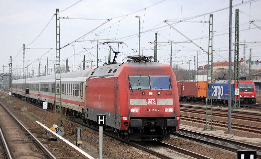 101 041-2 mit IC Richtung Berlin-Spandau, 25.03.11