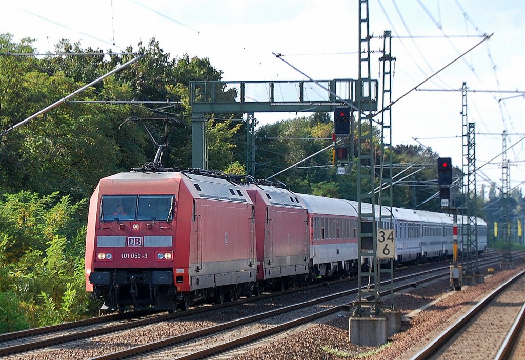 101 050-3 hat 101 131-1 am Haken + DB CNL und Berlin Warschau Express Personenwagen als PzB Richtung Berlin-Lichtenberg, 28.09.12 Berlin Jungfernheide.