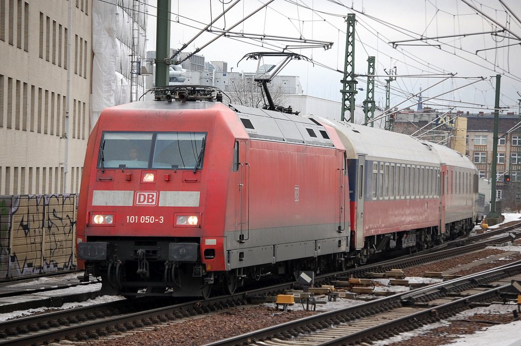 101 050-3 mit PbZ bestehend aus russischen und polnischen Personenwagen Richtung Berlin-Gesundbrunnen, 07.01.11 Berlin-Wedding.