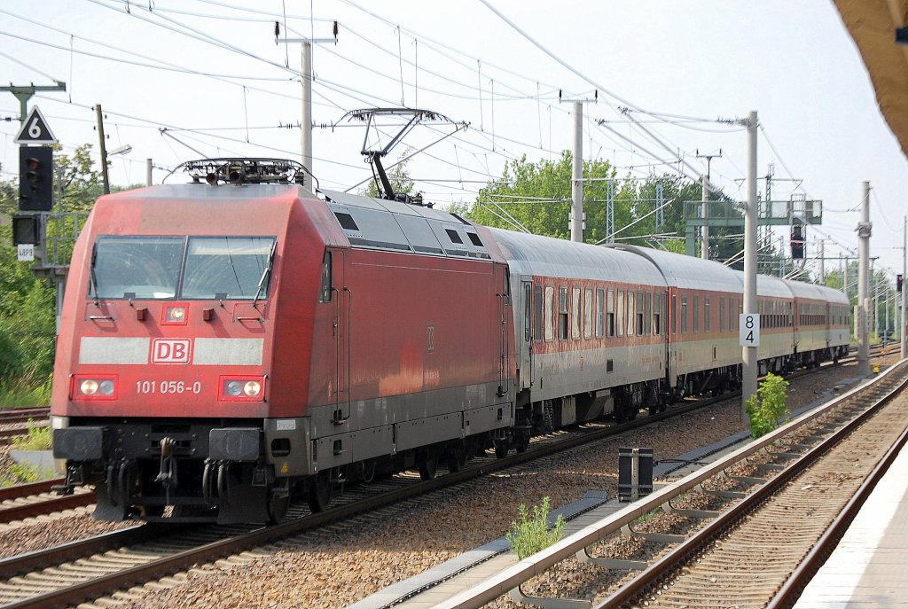 101 056-0 mit PbZ aus f�nf City Night Line Waggons bestehend Richtung Karower Kreuz Berlin, 16.06.11 Berlin-Blankenburg.