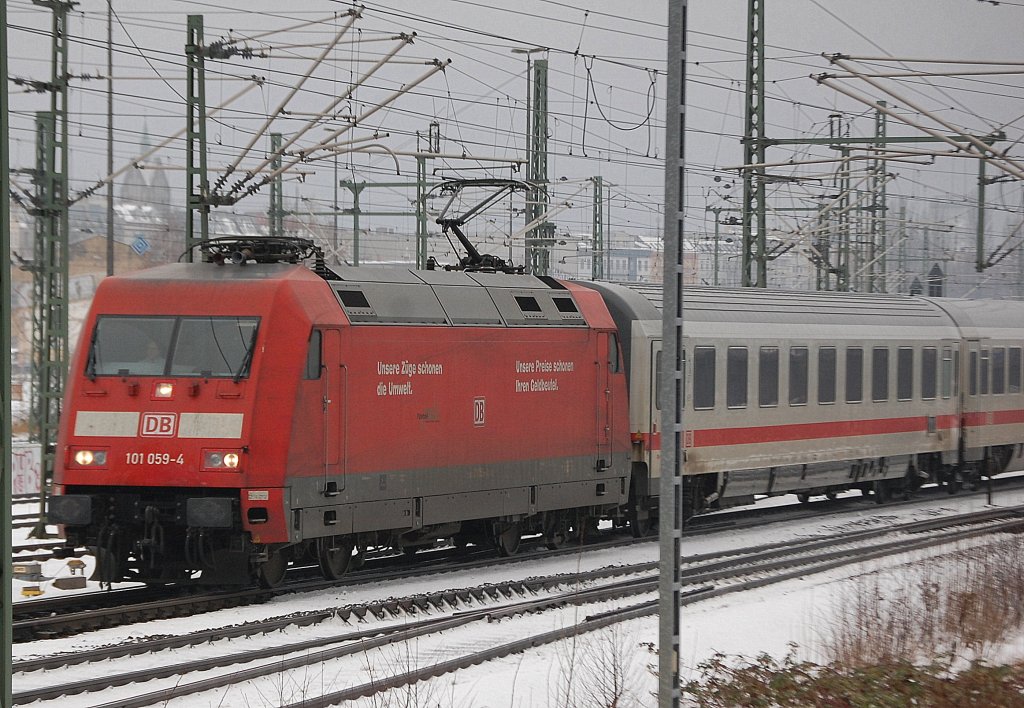 101 059-4 f�hrt mit IC Richtung Berlin Hbf.(tief), 10.12.12 Berlin-Westhafen.