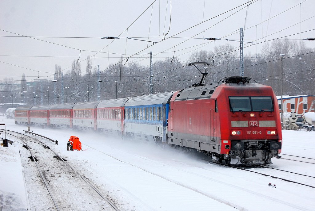 101 061-0 mit einem tschechischen EC-Wagengespann unterwegs Richtung Berlin-Gesundbrunnen, 30.12.10 Berlin Greifswalder Str.