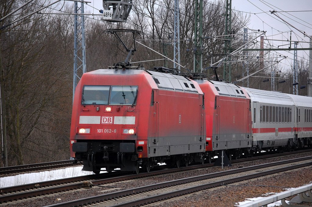 101 062-8 + 101 145-1 als Doppeltraktion mit IC-Wagengarnitur als PbZ Richtung Berlin-Rummelsburg, 02.04.013 Berlin-Blankenburg.