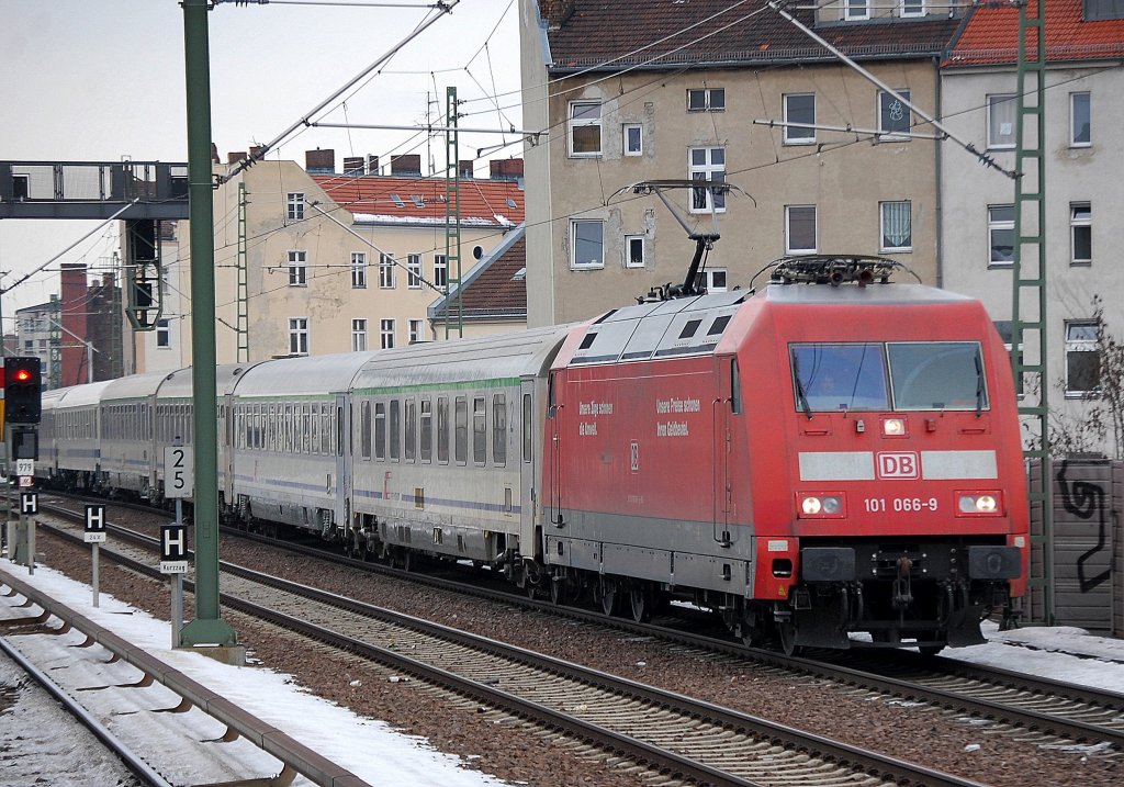 101 066-9 mit PbZ mit dem Zuggespann des Berliner-Warschau-Expresses Richtung Berlin-Grunewald, 07.01.11 Berlin-Wedding. 