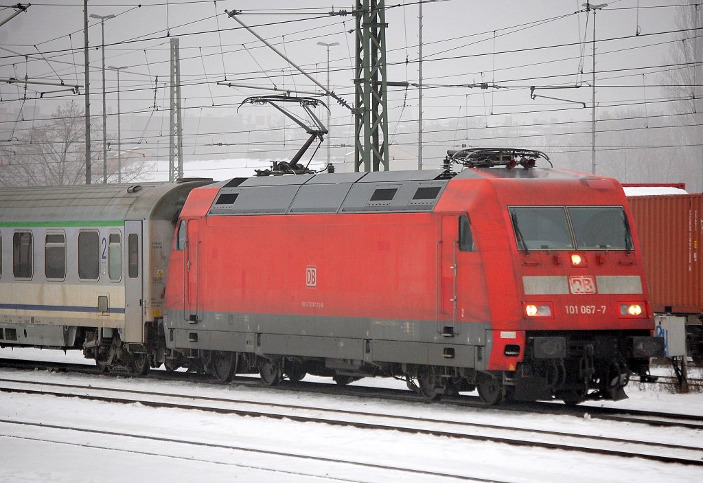 101 067-7 mit PbZ Richtung Berlin-Grunewald, 23.12.10 Berlin-Beusselstr.