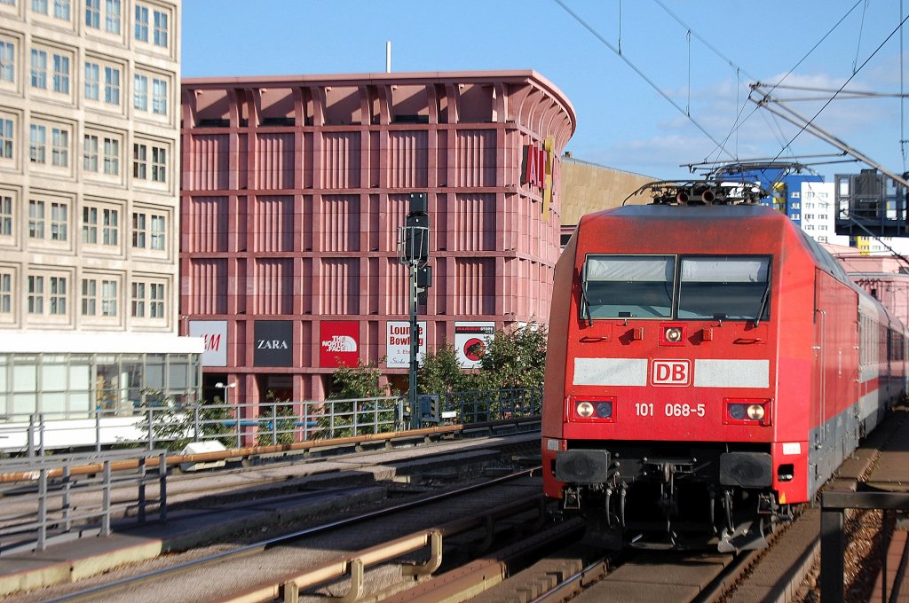 101 068-5 mit IC? so ca. 17.15 bei der Durchfahrt im Bhf. Berlin-Alexanderplatz, 27.08.12
