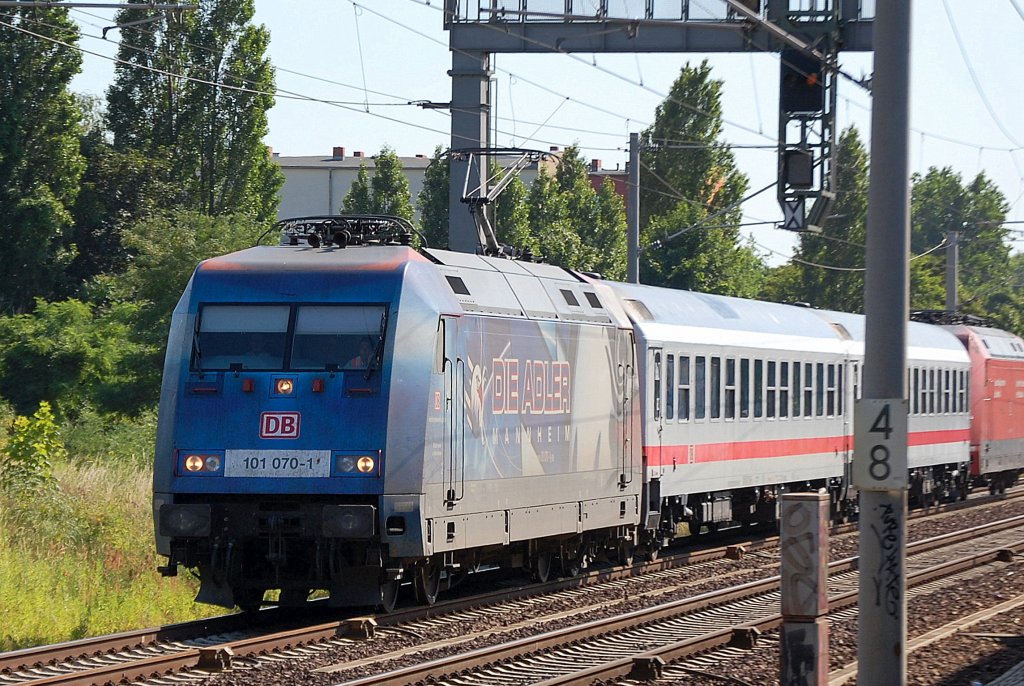 101 070-1 mit der immer mehr verblassenden Adler Manheim Folie mit zwei IC Wagen + 101 005-7 am Haken Richtung Berlin-Blankenburg/Au�enring unterwegs, 28.06.10 Berlin-Pankow.