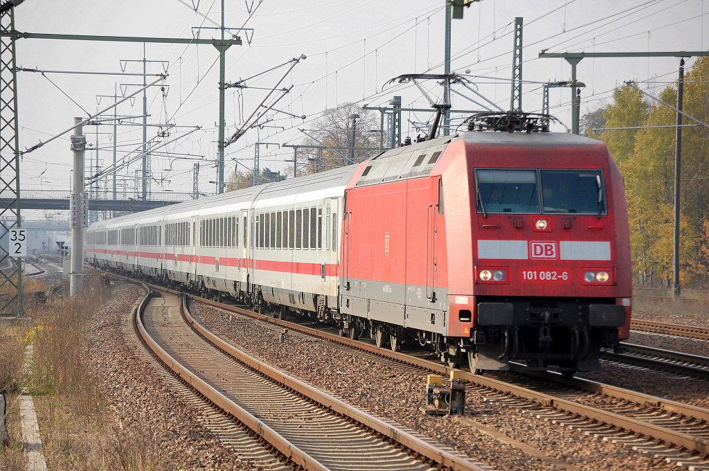 101 082-6 mit IC Zuggarnitur bei der Durchfahrt im Bhf. Flughafen Berlin-Sch�nefeld.