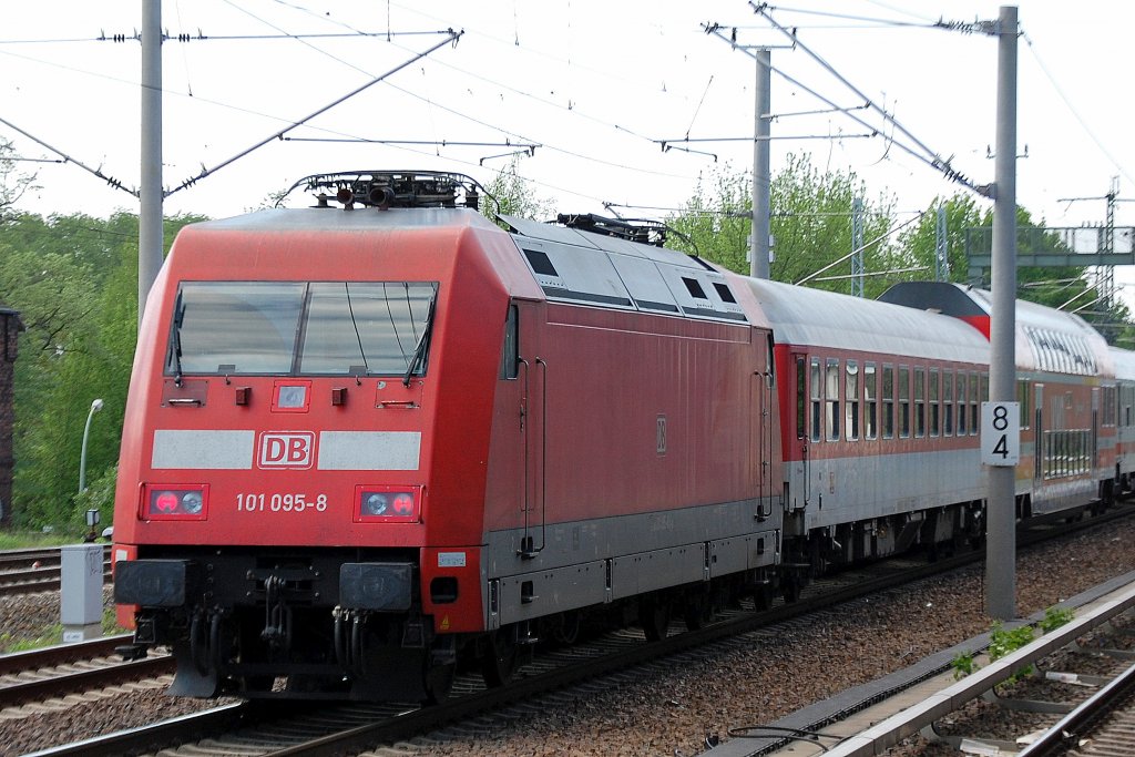 101 095-8 am Ende eines PbZ gezogen von 101 074-3 am 02.05.12 Berlin-Blankenburg.