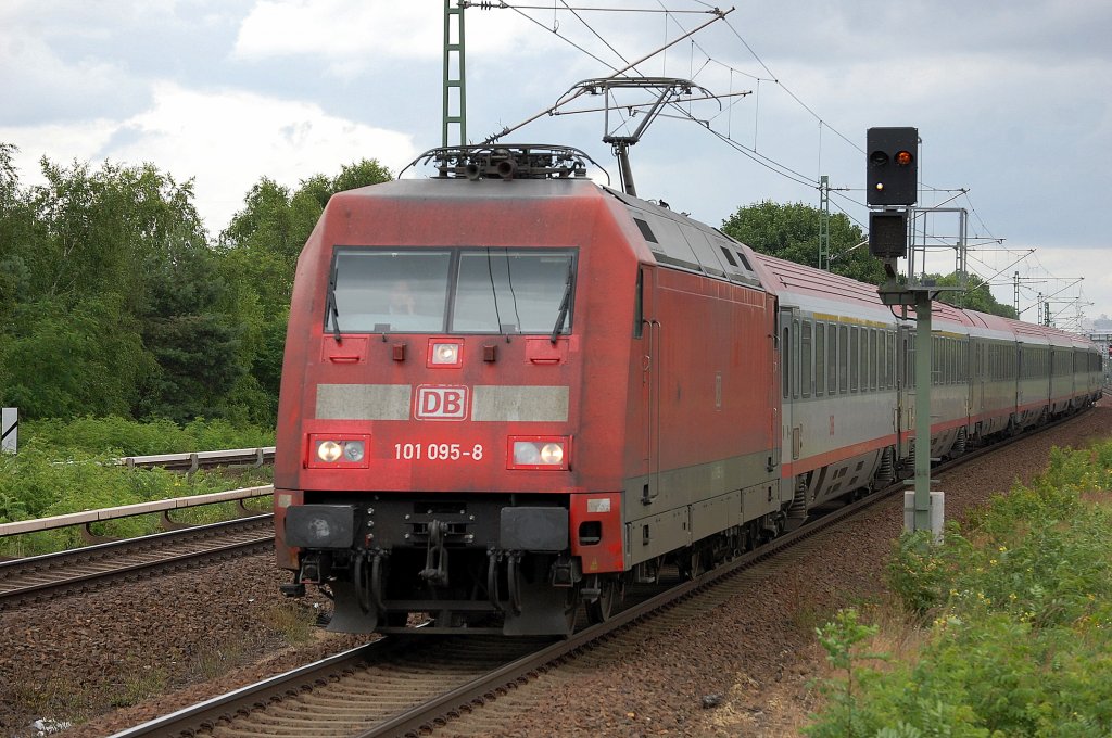 101 095-8 mit EC Nr.? mit �sterreichischen EC-Personenwagen Richtung Berlin-Spandau, 26.06.13 Durchfahrt Bhf. Berlin-Jungfernheide.