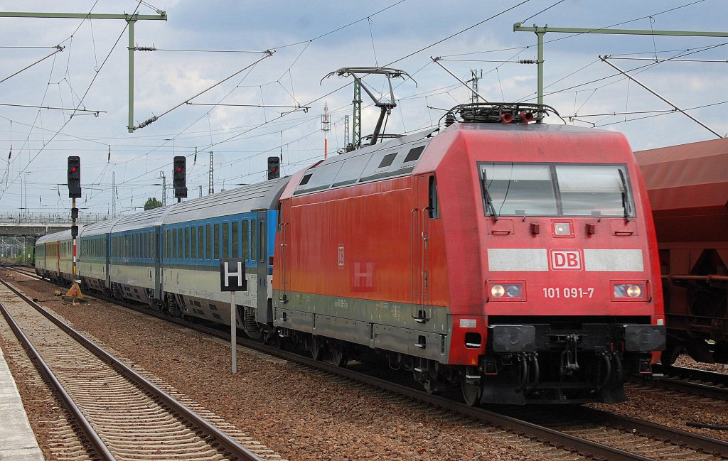 101 097-1 mit EC? bei der Durchfahrt im Bhf. Flughafen Berlin-Sch�nefeld, 01.08.13