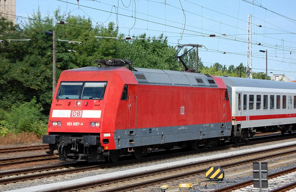 101 097-4 mit deutscher und tschechischer IC/EC Wagengarnitur am 02.07.12 Berlin Greifswalder Str.