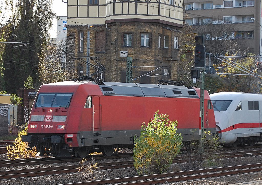 101 099-0 mit einem ICE am Haken, es ist 402 043-4 der am 15.11.10 Richtung Berlin-Gesundbrunnen geschleppt wird und dann wahrscheinlich Richtung Rummelsburg, gesichtet Berlin Beusselstr.