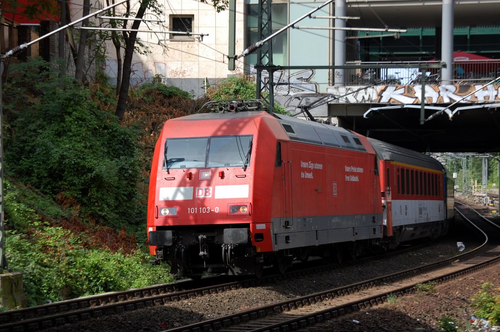 101 103-0 mit tschechischer EC-Wagengarnitur Richtung Berlin-Lichtenberg, 17.08.12 Stra�enunterf�hrung Berlin Sch�nhauser Allee.