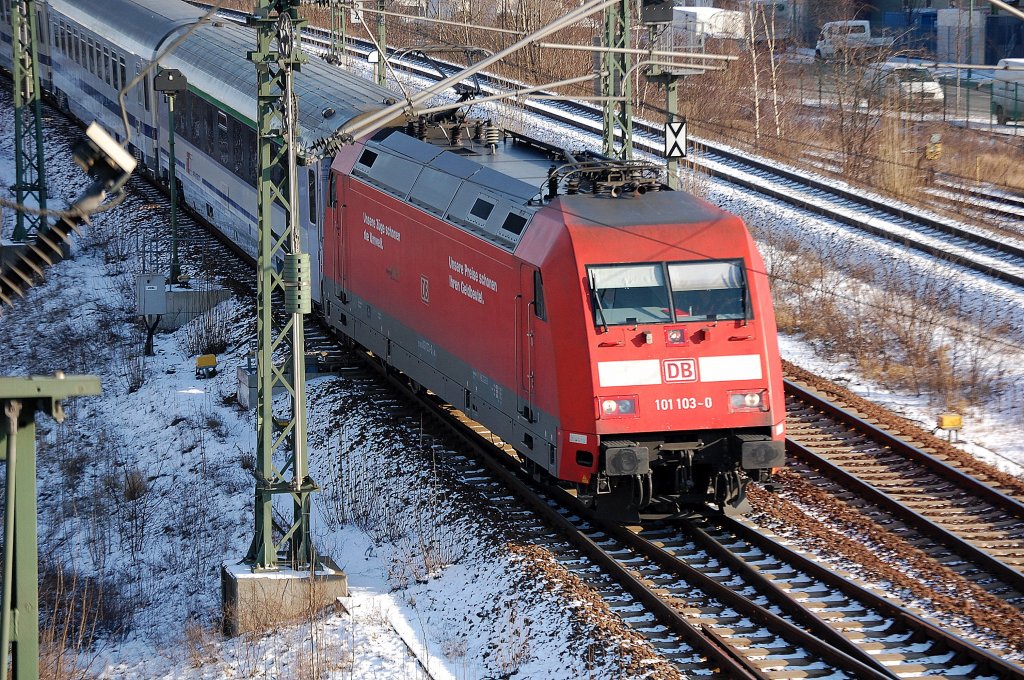 101 103-0 transportiert die Berlin-Warschau-Express Zuggarnitur nach Berlin-Grunewald, 06.02.12 Berlin-Putlitzbr�cke.