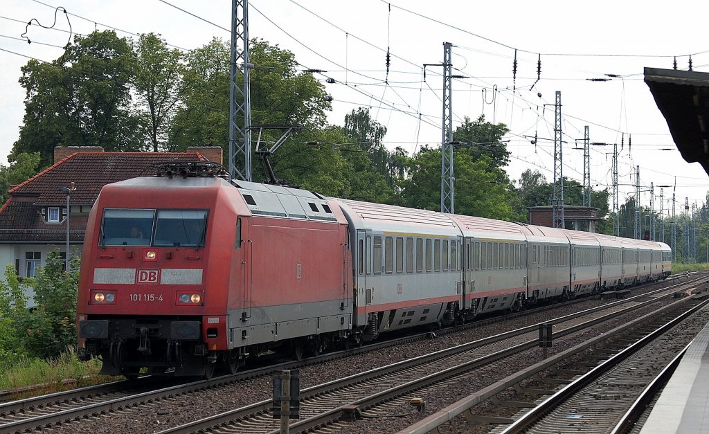 101 115-4 mit dem EC 378 zum Ostseebad Binz mit interessanterweise �stereichischen Personenwagen (sonst tschechische) am 28.06.13 Berlin-Karow.