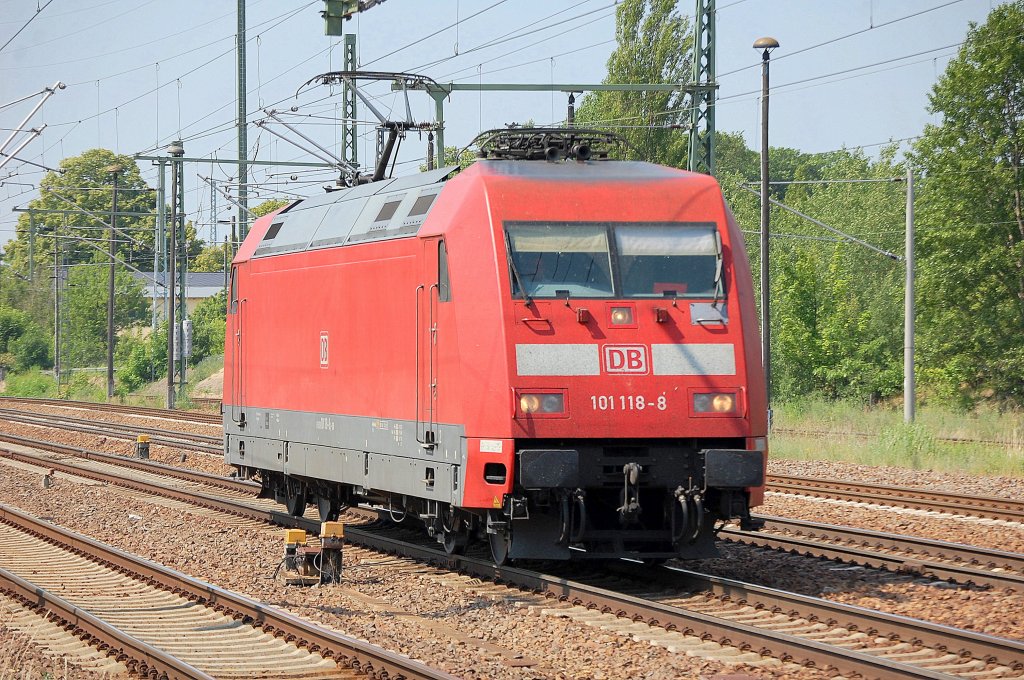 101 118-8 auf Leerfahrt durch Bhf. Flughafen Berlin-Sch�nefeld, 06.06.11