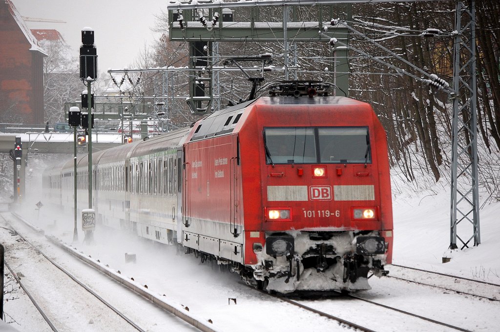 101 119-6 mit dem Wagengespann des Berlin-Warschau-Express unterwegs Richtung Berlin-Gesundbrunnen, 30.12.10 Berlin-Sch�nhauser Allee.