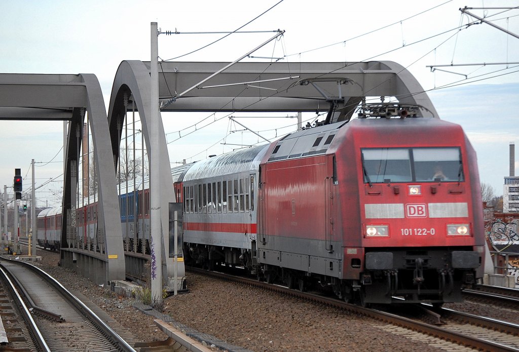 101 122-0 mit dem EC 379 Richtung Berlin Gesundbrunnen, 15.11.10 Berlin-Pankow.