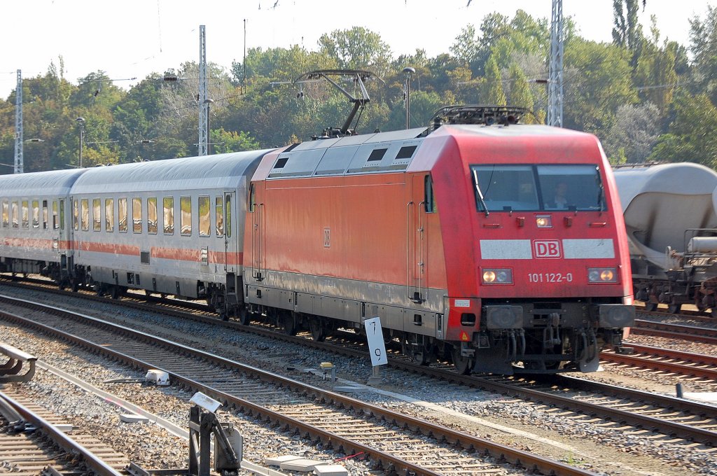 101 122-0 mit IC Zuggarnitur Richtung Berlin-Gesundbrunnen zur Bereitstellung, 24.09.11 Berlin Greifswalder Str. 