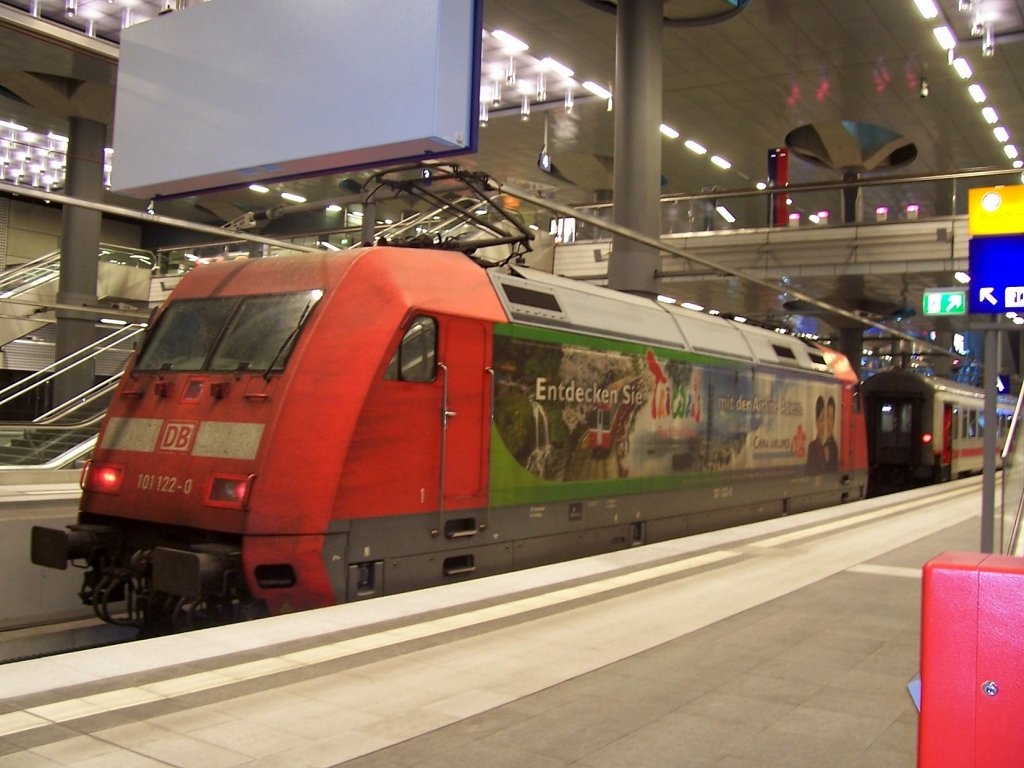 101 122-0 im Sommer 2008 mit Teilwerbung China Airlines (Taiwan) im Hbf. Berlin (tief) mit IC-Zug.
