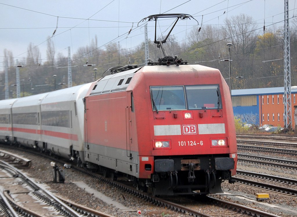 101 124-6 mit dem Metropolian mit Metropolian Steuerwagen am Haken, 11.11.10 Berlin Greifswalder Str.