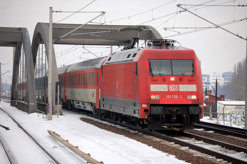 101 126-1 mit EC 379 nach Brno hl.n. Richtung Berlin-Gesundbrunnen, 04.01.11 Berlin-Pankow.