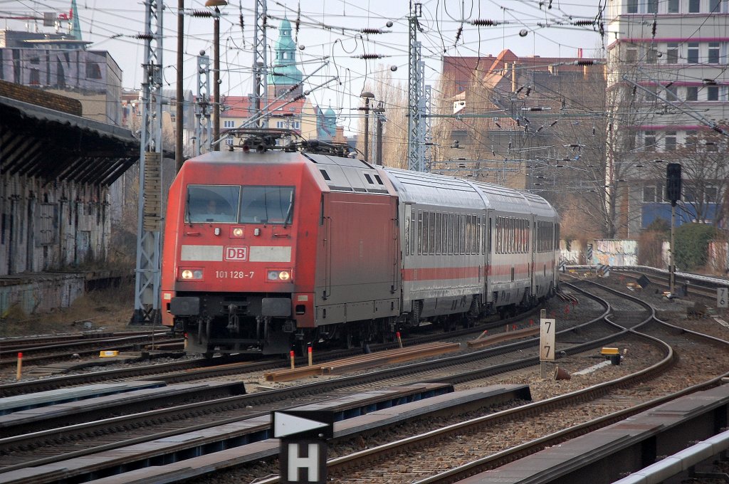 101 128-7 biegt mit einem IC-Wgengespann und 101? am Ende um die Kurve am S-Bhf. Berlin Greifswalder Str. Richtung Berlin Rummelsburg, 07.02.11 