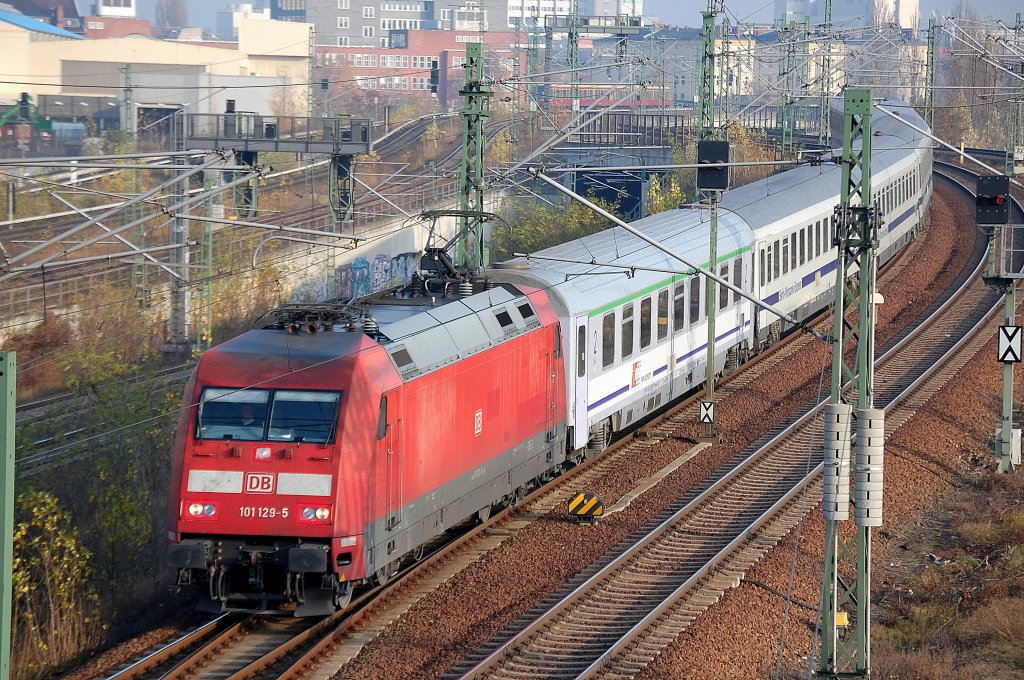 101 129-5 mit mit Berlin-Warschau Express Wagengarnitur Richtung Berlin Grunewald, 20.11.12 Berlin Putlitzbr�cke.