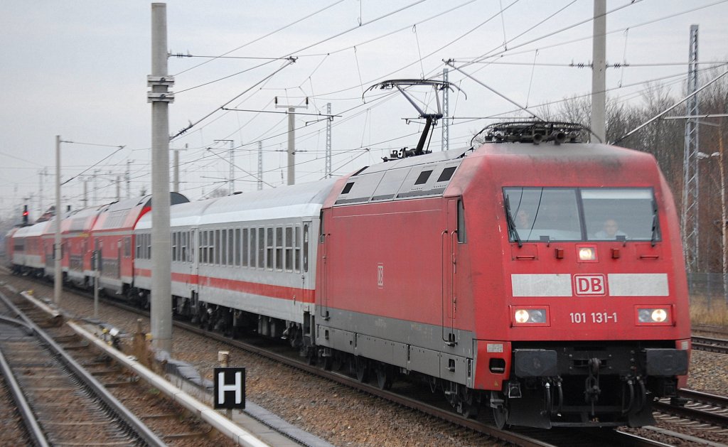 101 131-1 mit PbZ und 101 033-9 am Ende des Zuges mit dran Richtung Innenstadt, 27.11.12 Berlin-Blankenburg.