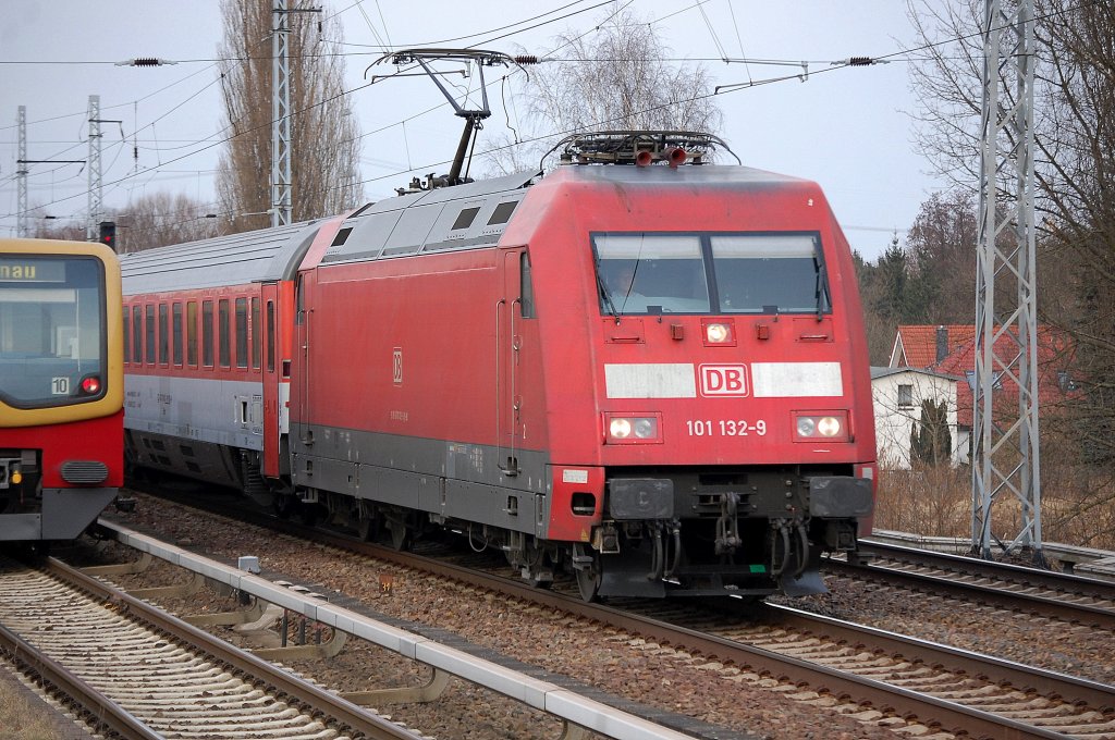 101 132-9 mit dem EC 179, 12.03.11 Berlin-Karow.