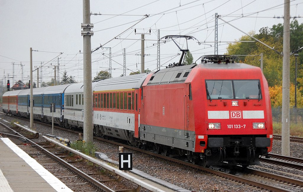 101 133-7 mit tschechischer EC-Wagengarnitur zur Bereitstellung im Bhf. Berlin-Gesundbrunnen, 04.10.12 Berlin-Blankenburg.