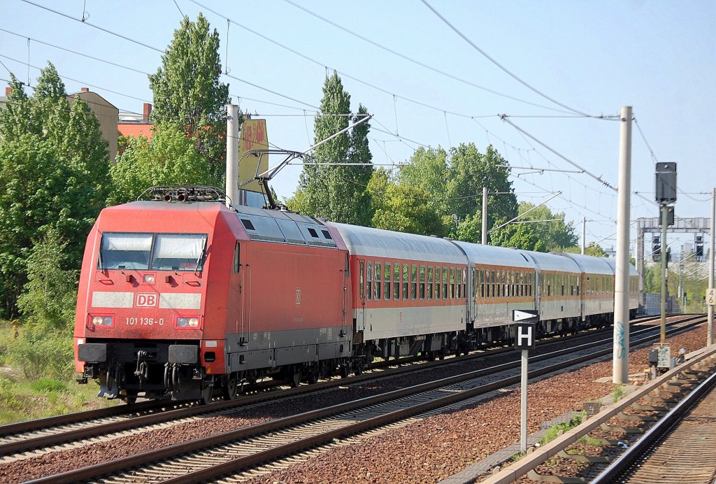 101 136-0 mit einer CNL Zuggarnitur am 05.05.11 Richtung Berlin-Blankenburg.