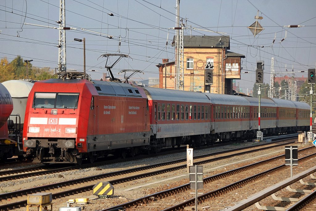 101 140-2 mit Nachtzugwagengespann Richtung Berlin-Lichtenberg, 12.10.10 Berlin Greifswalder Str.