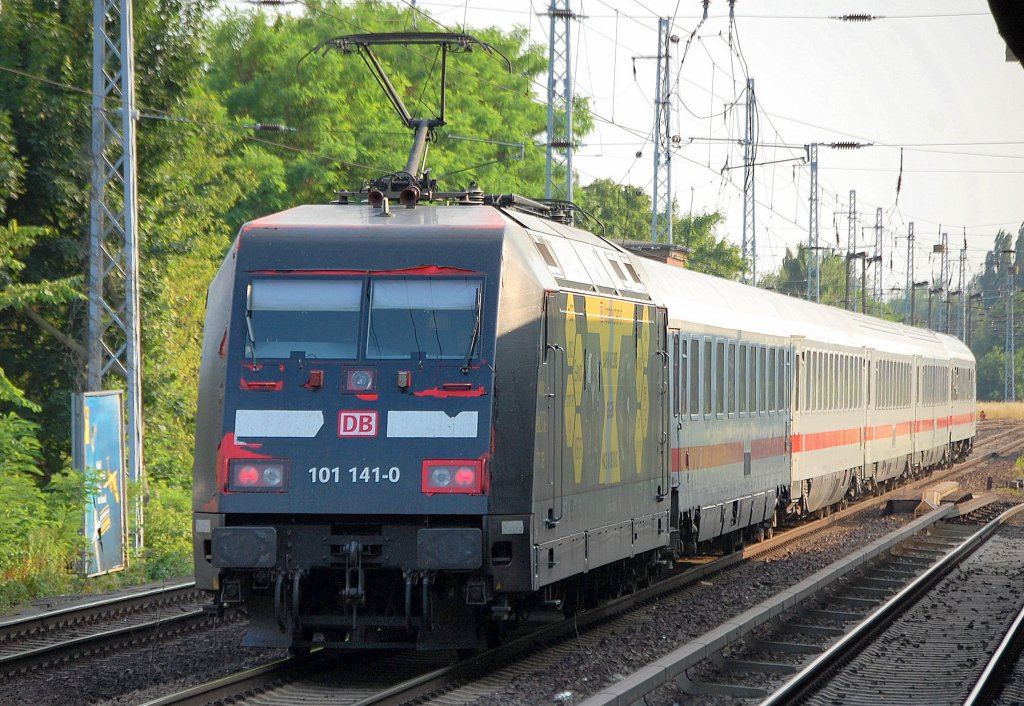 101 141-0 schiebt den IC 2350 (Berlin Hbf. tief) Richtung Berlin-Gesundbrunnen, 02.07.10 Berlin-Karow.
