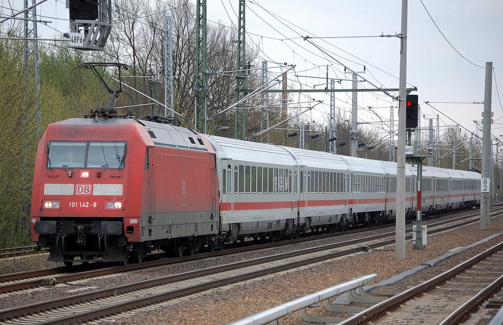 101 142-8 mit IC Zuggarnitur und Schiebelok 120 106-0 am 07.04.11 Berlin-Blankenburg.
