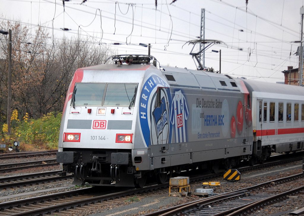 101 144 auf dem Weg nach Berlin Rummelsburg, 11.11.10 Berlin Greifswalder Str.